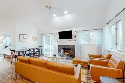 Image de Expansive, dog-friendly home with private hot tub, sauna, decks & great location