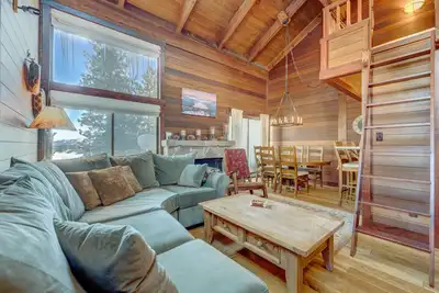 Image de Rustic-chic condo with pool, sauna, hot tub, tennis, fireplace, game room & deck