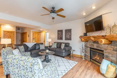 Image de Updated condo with peek-a-boo lake views, deck, W/D, fireplace, & lake access