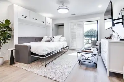 Image de Chic Studio Condo w/ Murphy Bed | Desk | Kitchenette & Golf Views – Perfect for Work & Relaxation!
