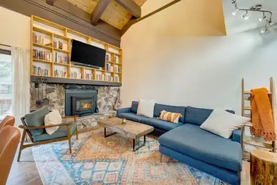Image de Two-story condo near central Incline Village with balcony, pellet stove, & WiFi