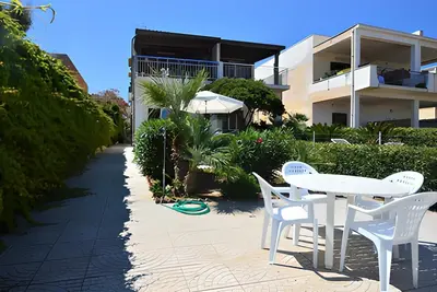 Image de Semi-detached house on the beach with outdoor spaces