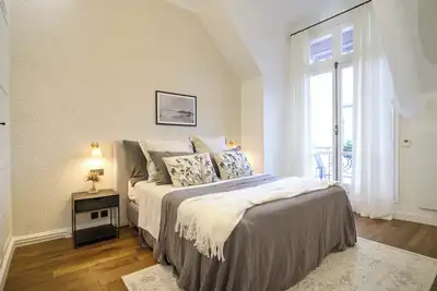 Iconic address, Quiet 1 bdrm with Private Balcony