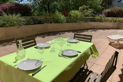 Image de Appartement 2 pièces à Hyères : Port, grande terrasse 62m², proche plages, 4 pers. , Wifi, commerces