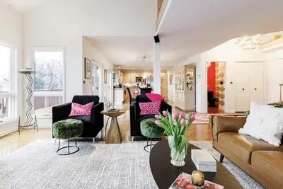 Image de Secluded house with city and lake views- close to everything