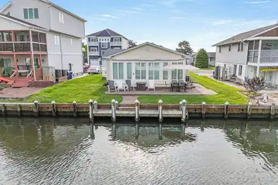 Image de Cozy Canal Front Home - 3br w/ Boat slip-Fenwick