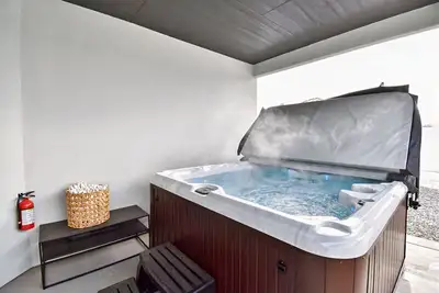 Image de Modern Home | Yard w/ Hot Tub + Fire Pit | Office