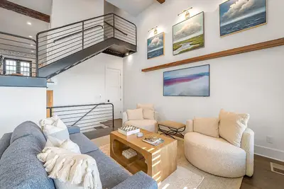 Image de Impeccable Home Steps to River Front w/ Roof Deck & Parking by Lucky Savannah