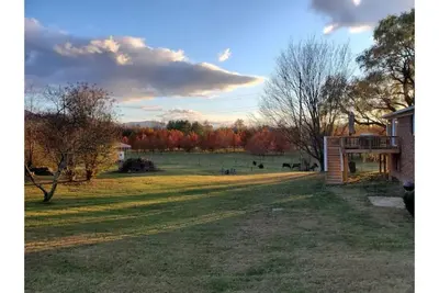 Image de Updated! Stunning country home near main street
