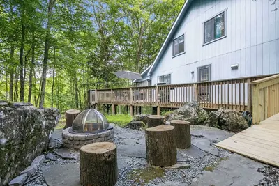 Image de Eclectic Family Poconos Escape! Firepit, 2 Pools, Lake, Near Woodloch & Rafting!
