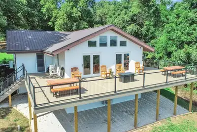 Image de Private, modern home with river view, on 48 acres