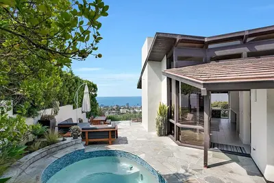 Image de North Laguna Beach Hillside Home