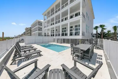 Image de Gulf Front, 8 Br 6 Ba + Private Pool & Hot Tub + Pickleball Fun
