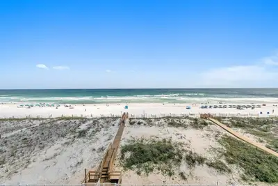 Image de Gulf Front 8 Br 6 Ba + Pool & Hot Tub + Pickleball Fun