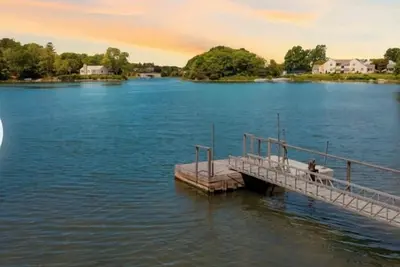 Image de Year-Round Hamptons Waterfront, Renovated, Sunsets, Prime Location, Dock