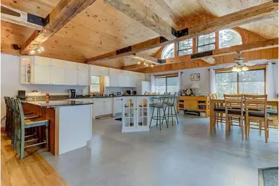 Image de Beautiful White Mountains chalet - walk to water, pet friendly, all amenities