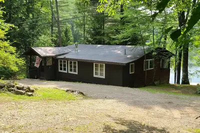 Image de Lakefront Rustic 1930s dog friendly Cabin w/lg screened porch near Lake George
