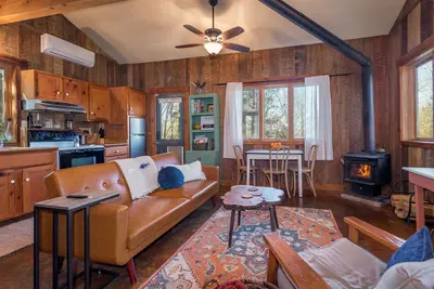Image de Artisan Cabin Escape: Nature-Inspired Getaway