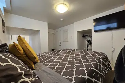 Image de The Mj Tunnel! Renovated Suite, WiF, Parking