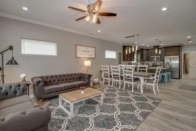 Image de Family or Business - Sleeps 30, less than 1\/4 mile Buckroe Beach!