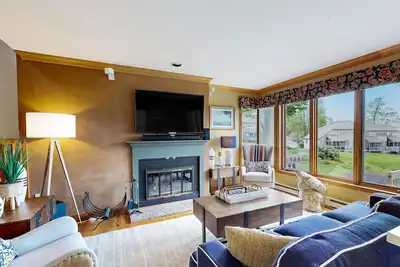 Image de Lake-view townhome with lakefront swimming, pools, fireplace, tennis/pickleball