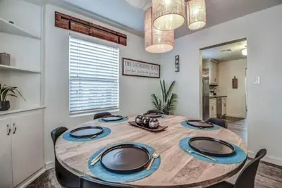 5 minutes to Uptown & Downtown/Private Pool/Arcade