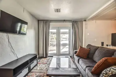 Private Pool • Beautiful backyard • Guesthouse