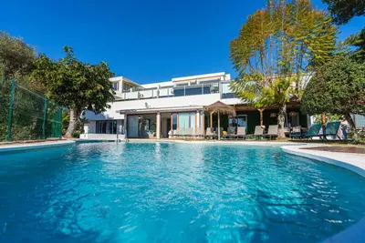 Image de Maison de vacances ensoleillée avec vue imprenable sur le golf
