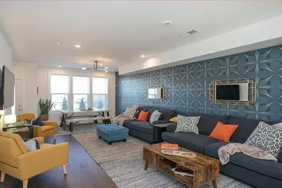 Image de \"Hanks Hangout\"-Modern 2/2. 5 Bath/Rooftop Deck