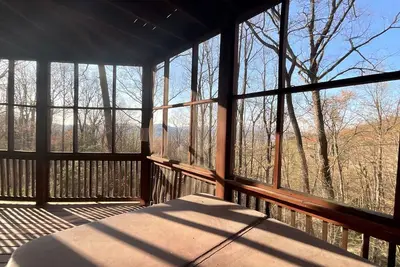 Image de Luxury Log Cabin w\/ Mtn Views, King Beds, Hot Tub, WiFi, Arcade, Near Gsmnp