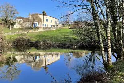 Image de Propriété de caractère avec grande piscine