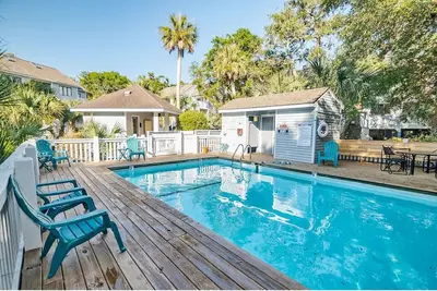 Image de Royal James upper unit, sleeps 6 with loft + 2 Golf Carts & Pool, close to beach