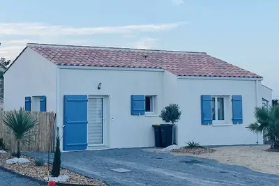 Image de Maison récente entre mer et forêt avec piscine
