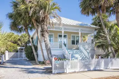 Image de 2br Coastal Cottage w/ Private Courtyard + Close to Beaches| Coconut Cottage