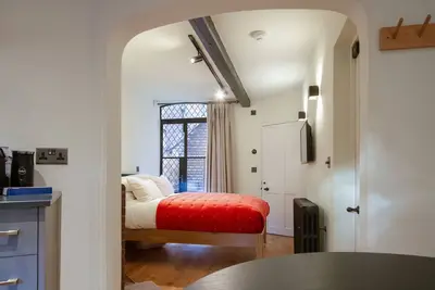 Image de Signature-One Bed-Cottage-Salle de bain et douche-Vue sur Rue
