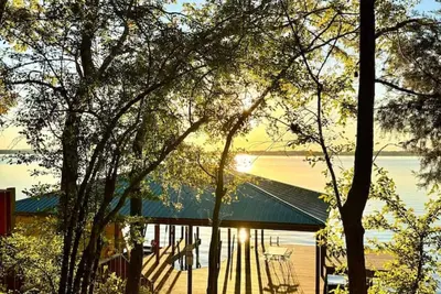 Image de This cabin is a 3 bedroom(s), 3. 5 bathrooms, located in Flint, Tx.