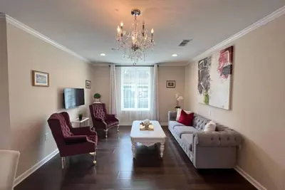 Image de Historic Charm Meets Modern Comfort: 3br Condo Near National Wwii Museum