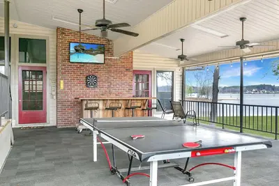 Image de Freshly Updated | Huge Yard | Sleeps 15