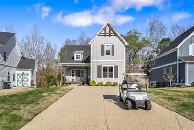 Image de Hope's Crest · Beautiful Home with Lake\/Marina Access and Firepit