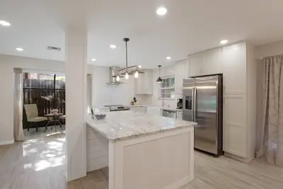 Image de Spacious & Bright Home in Medical Center Area