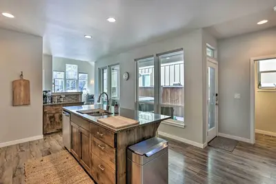 Image de Modern Bend Home Rental w\/ Private Hot Tub!