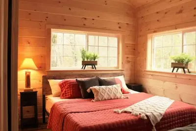 Image de Romantic Getaway < Hottub, Gazebo, Firepit, ~Games, Kayak, Lake access & Fishing