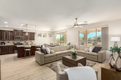 Image de Like New in Pebblecreek this Updated 2/2+Den is sure to please!