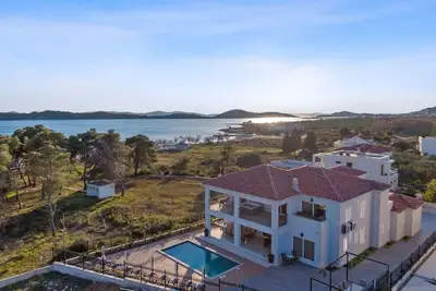 Image de Luxuzna Villa Carolus prvi red do mora