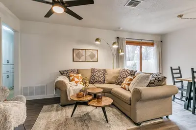 Image de Cozy 4 Bedroom two miles from Ou, Sleeps 10!
