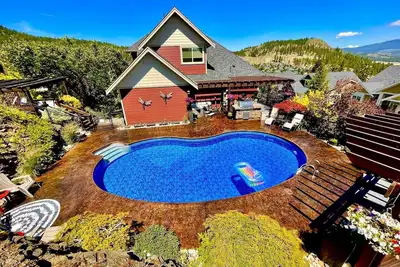 Image de Large private home, close to everything, with gorgeous backyard pool.