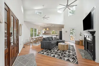 Image de Discounted Summer! Walk to beach & town! Pet Friendly, Luxury beach living with screen porch