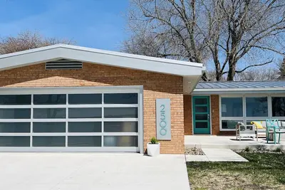 Image de Newly remodeled Mid-Century Modern with a view!