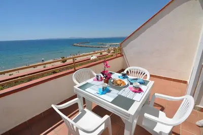 Image de Location de vacances Ă Rosas/Roses, Costa Brava : appartement de 2 chambres en bord de mer, avec vue sur la mer et piscine communautaire.
