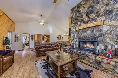 Image de Saddles 'n' Spurs | Hot Tub • Fireplace • Wildlife